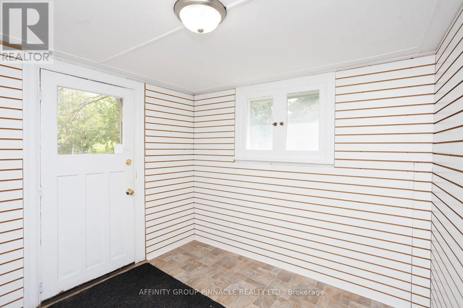 221 KENT STREET W