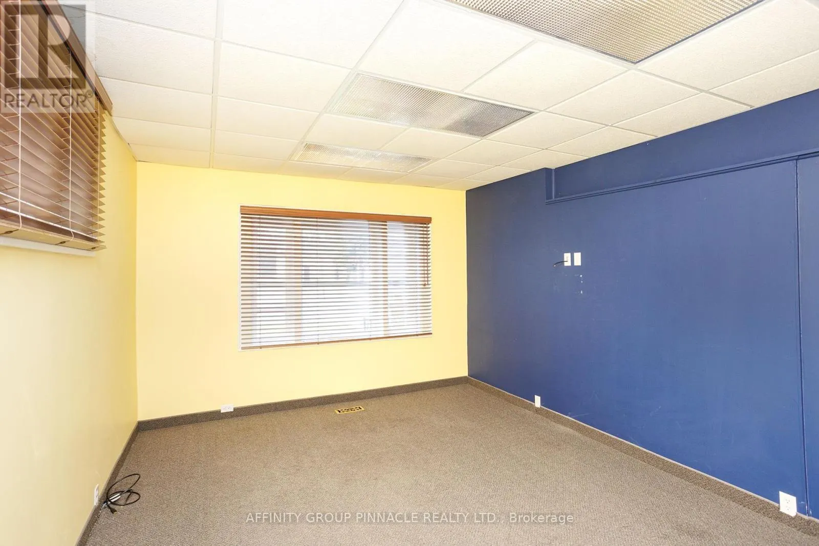 221 KENT STREET W