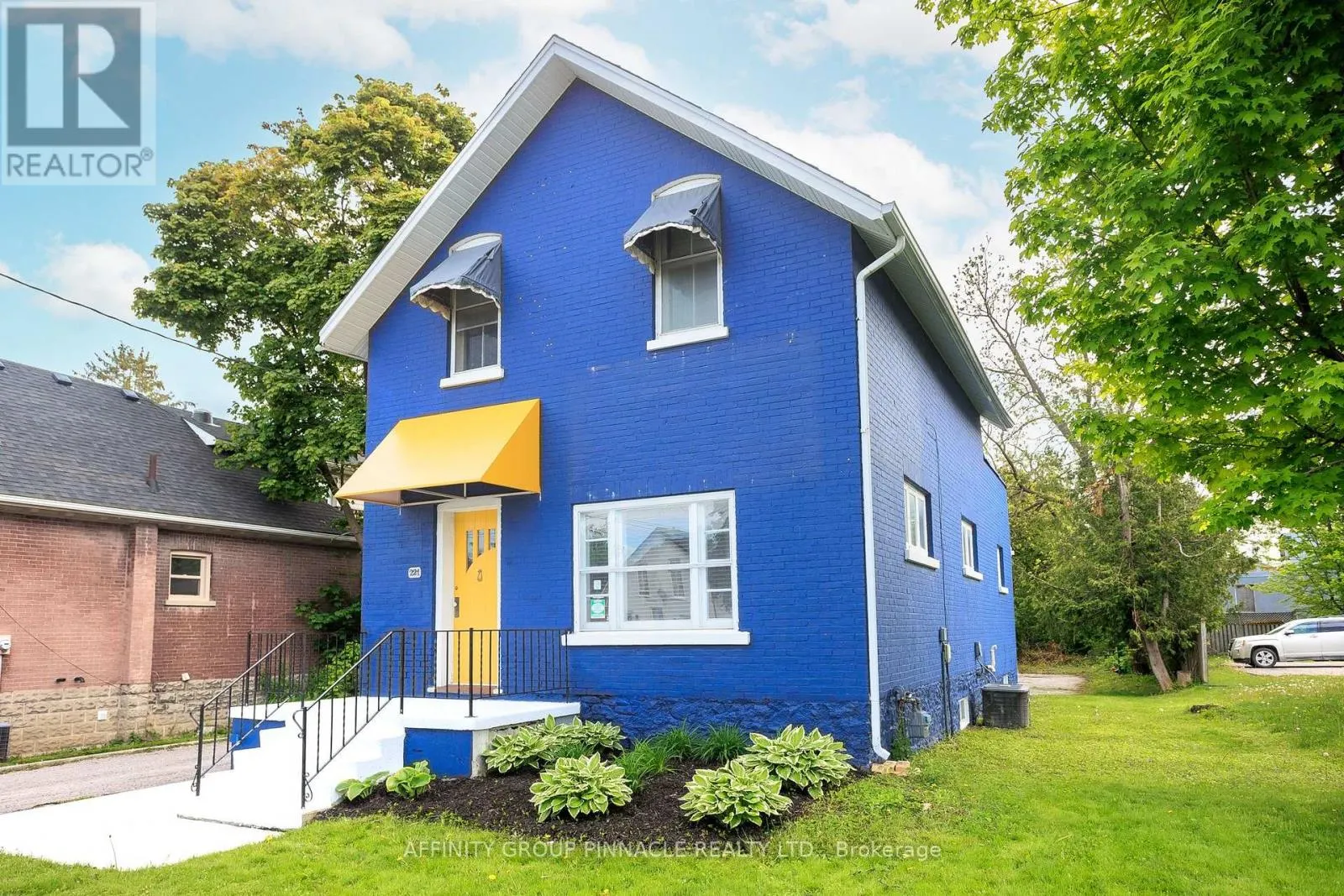 221 KENT STREET W