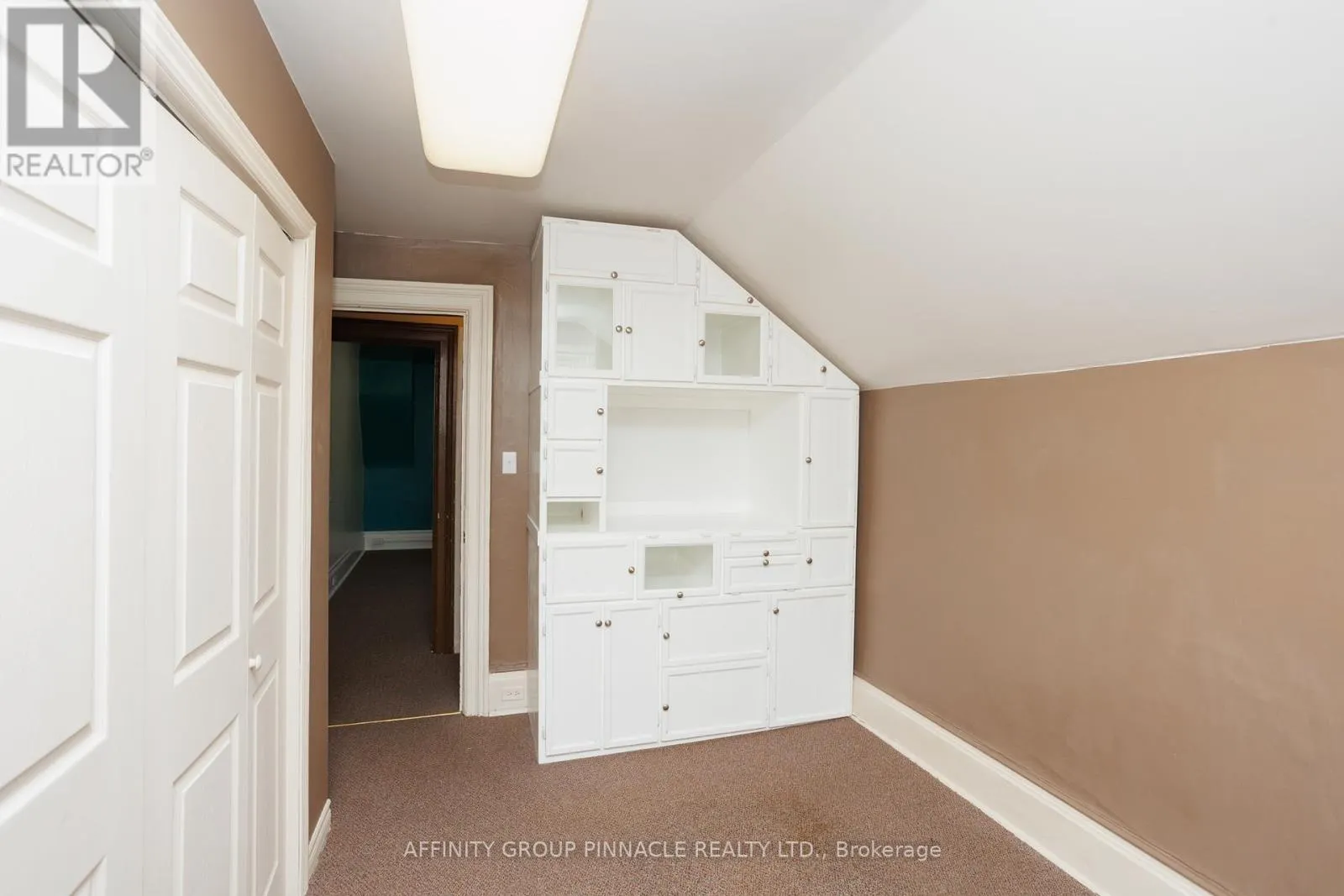 221 KENT STREET W