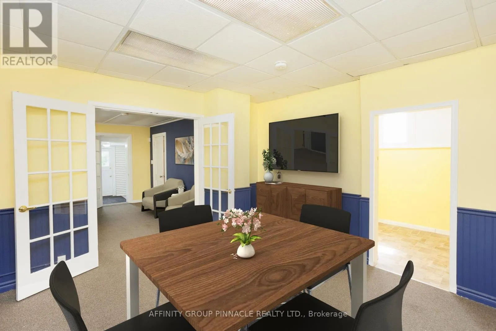 221 KENT STREET W