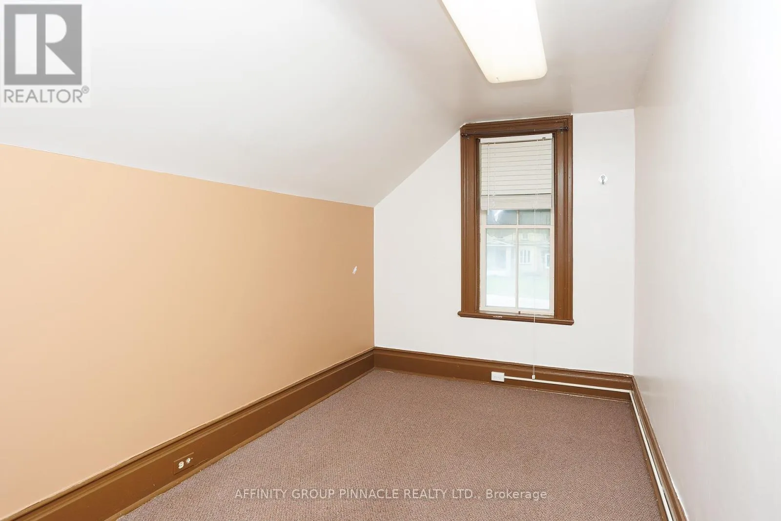 221 KENT STREET W