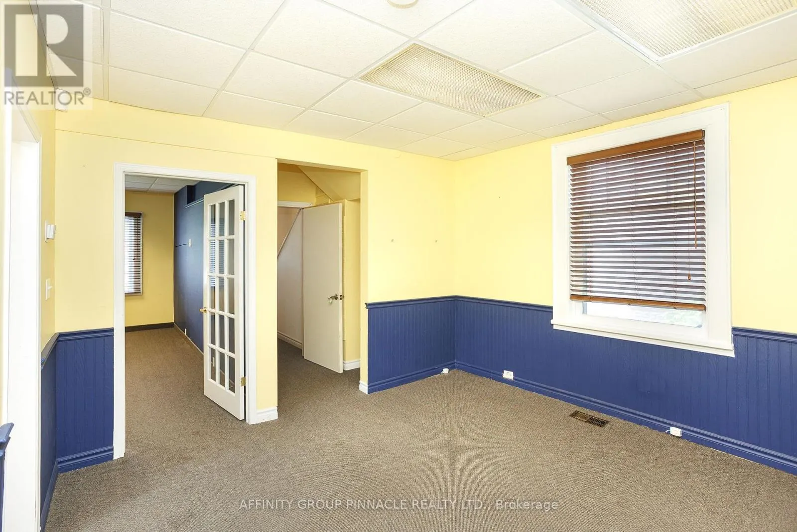 221 KENT STREET W