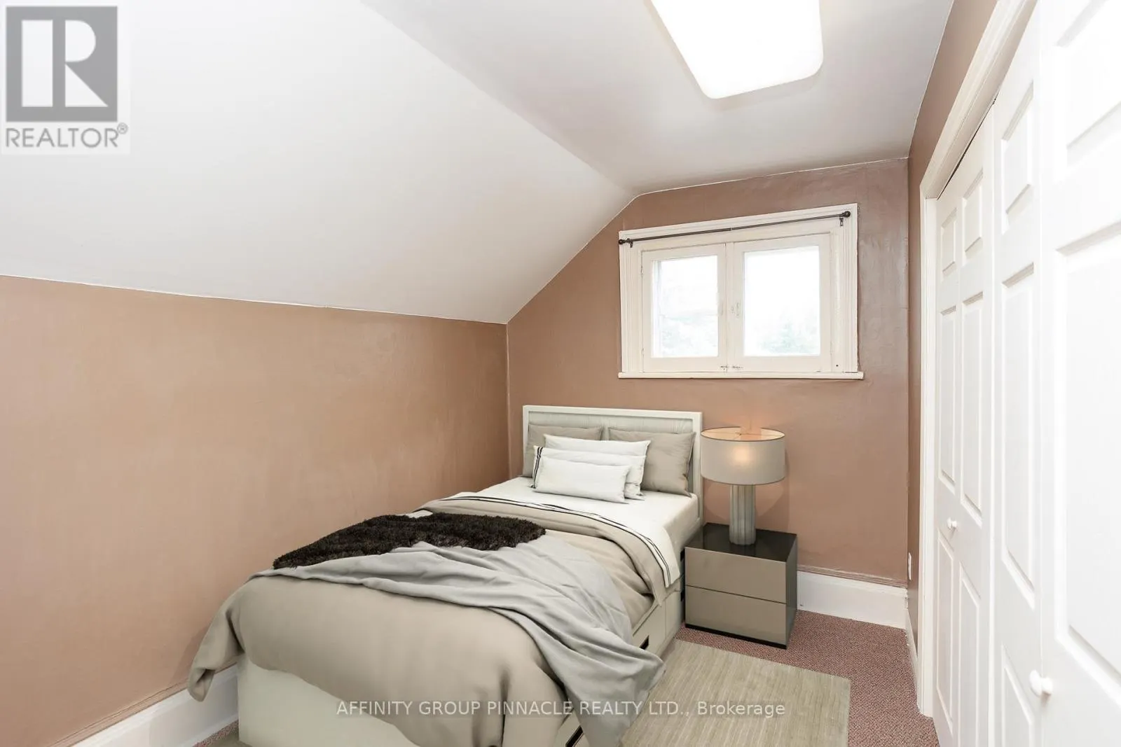 221 KENT STREET W