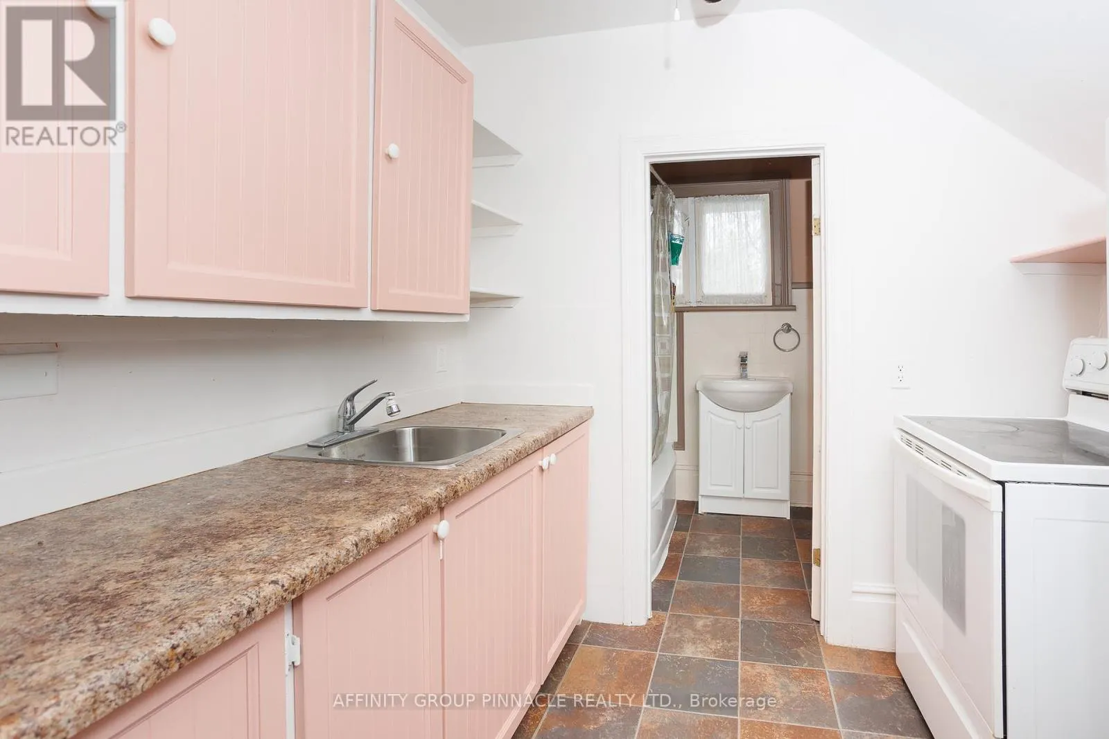 221 KENT STREET W