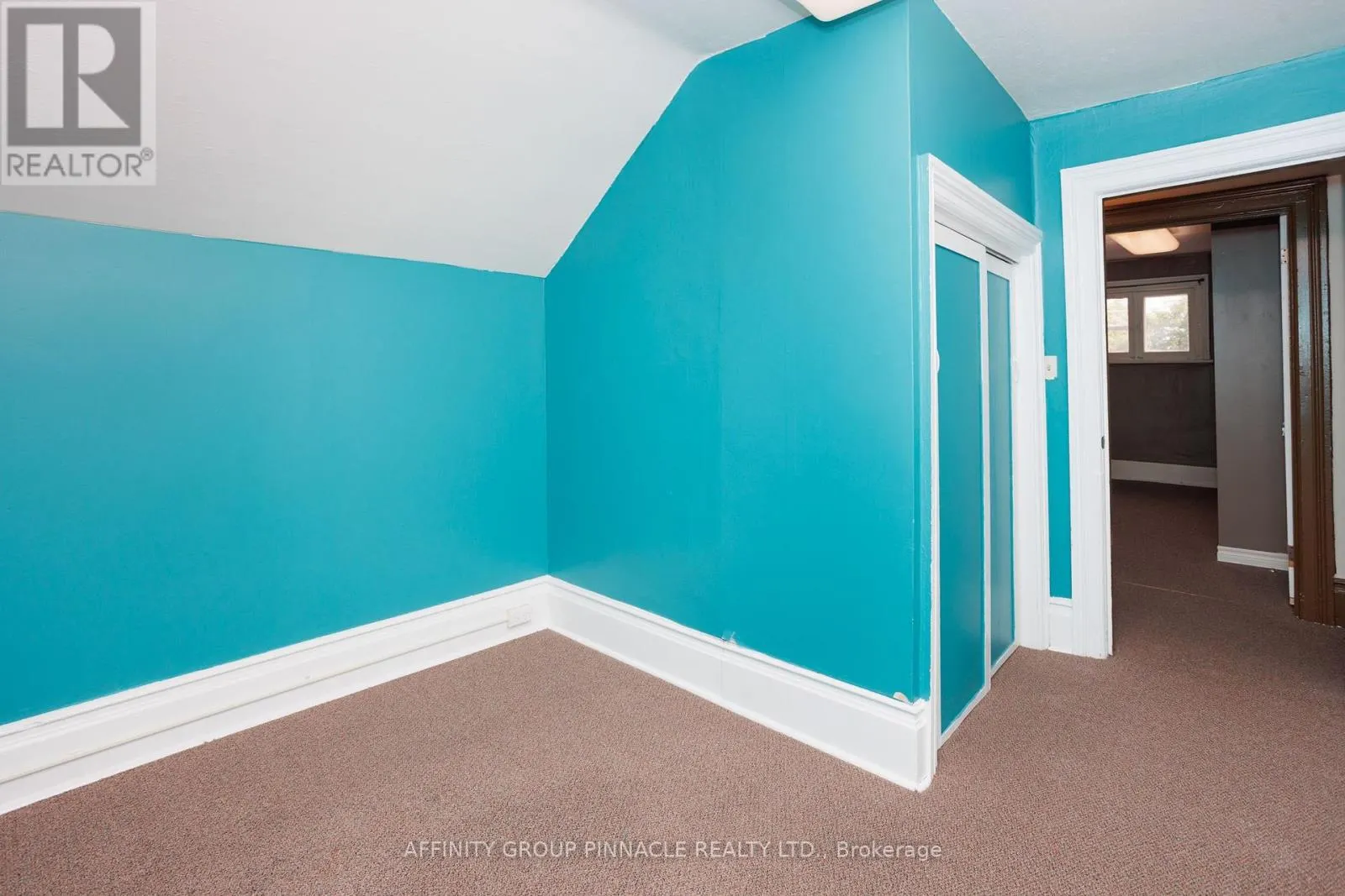 221 KENT STREET W