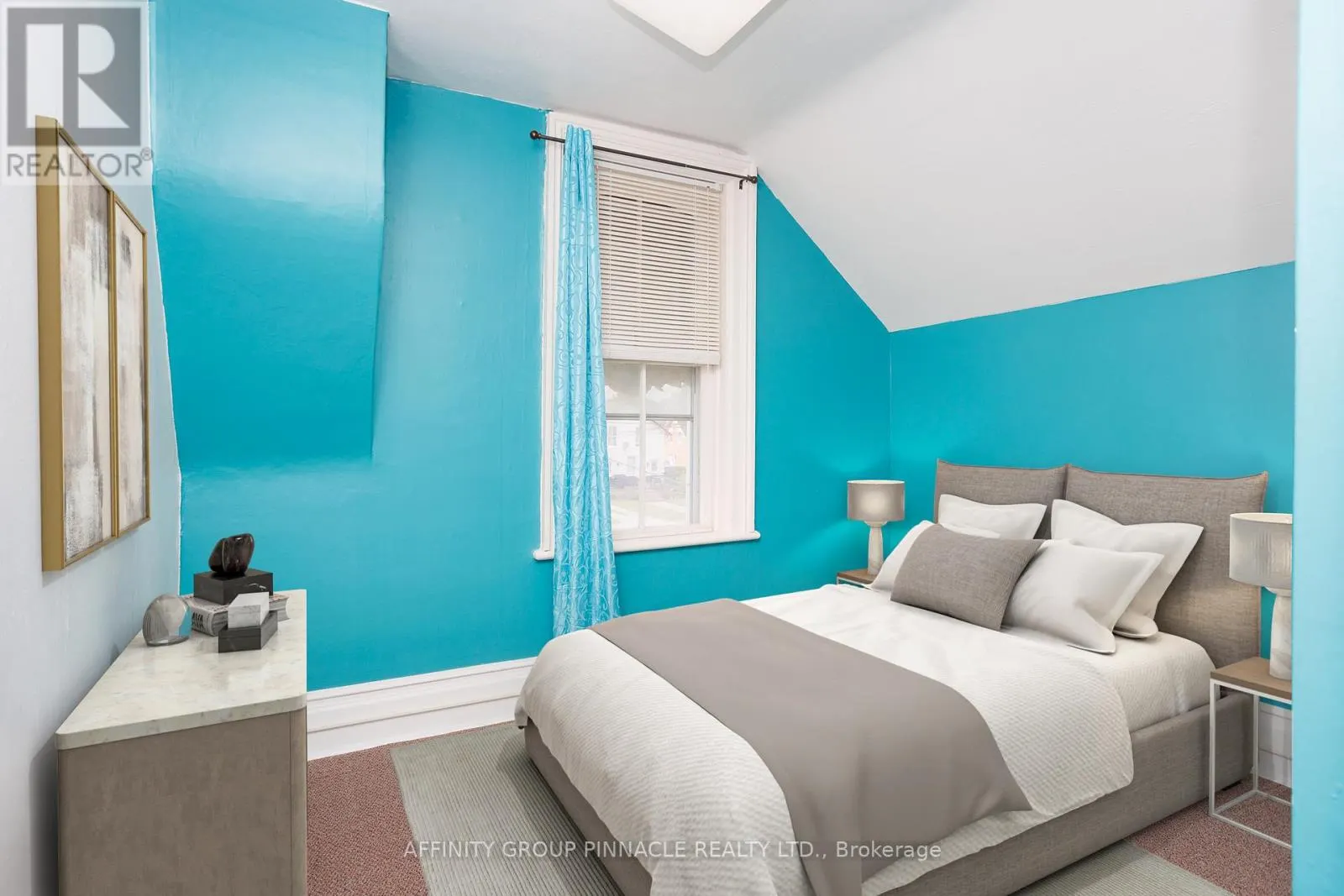 221 KENT STREET W