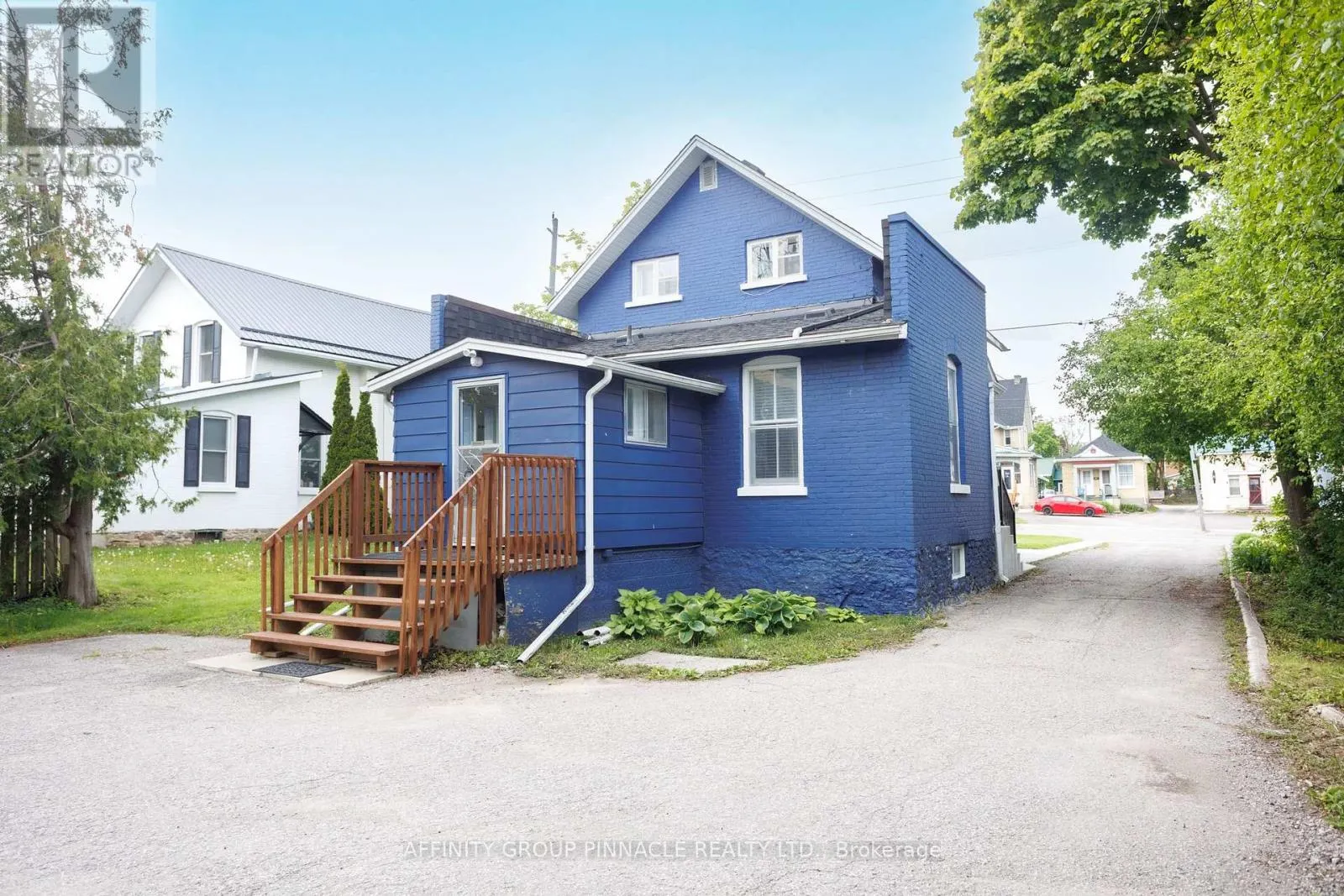 221 KENT STREET W