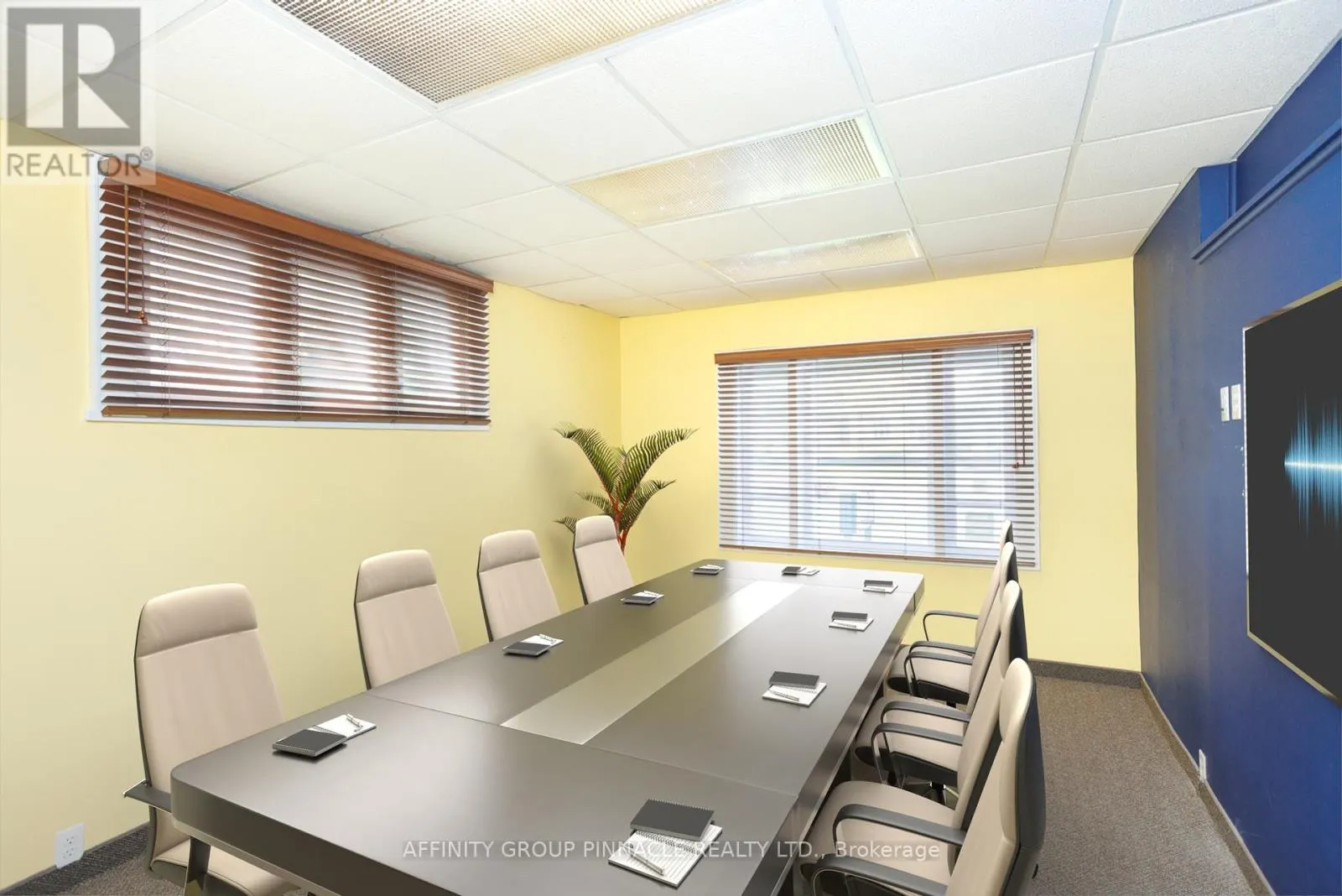 221 KENT STREET W
