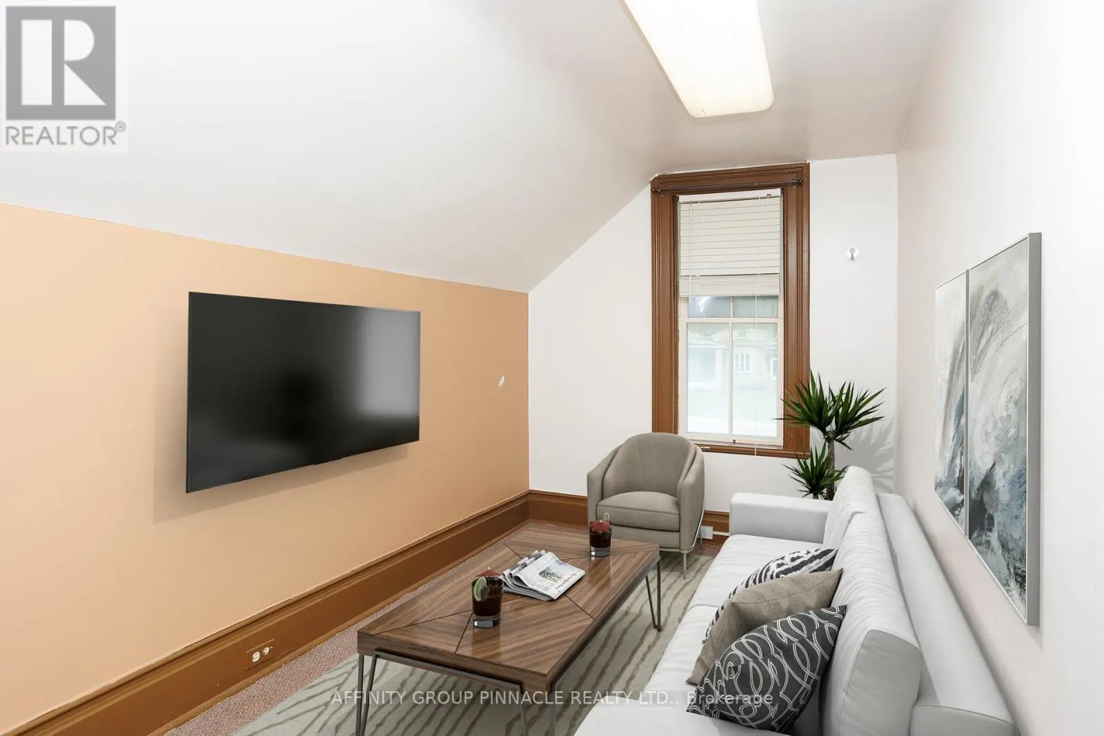 221 KENT STREET W