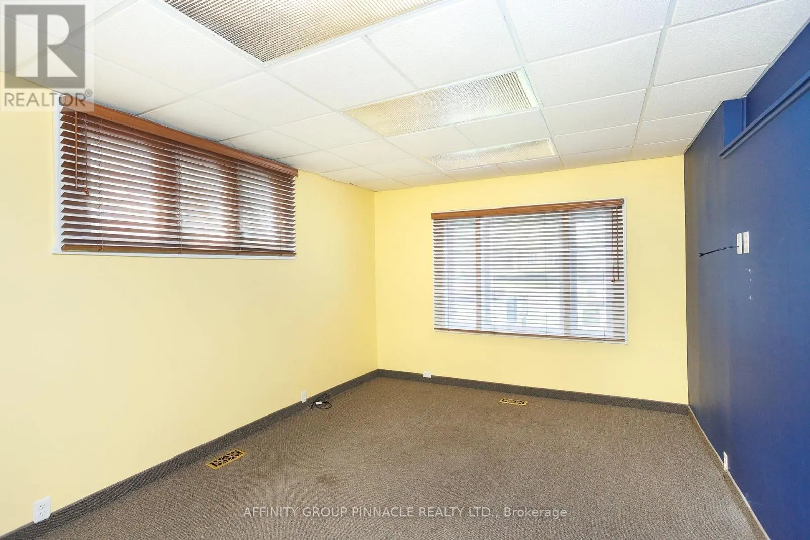 221 KENT STREET W