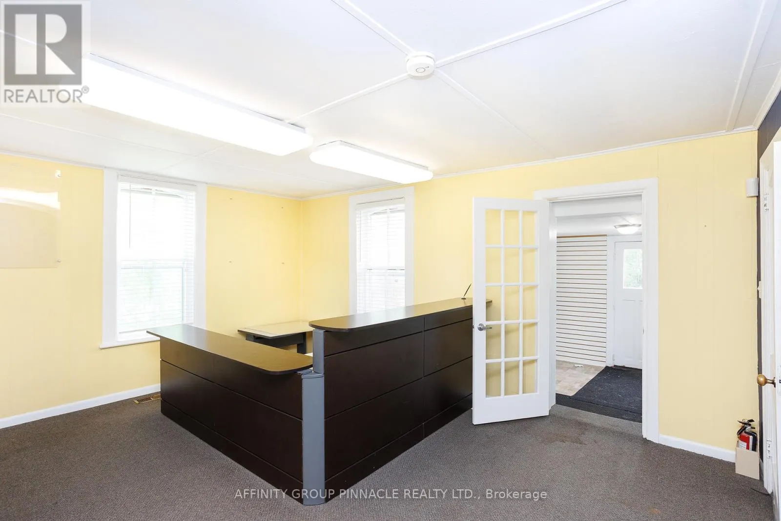 221 KENT STREET W