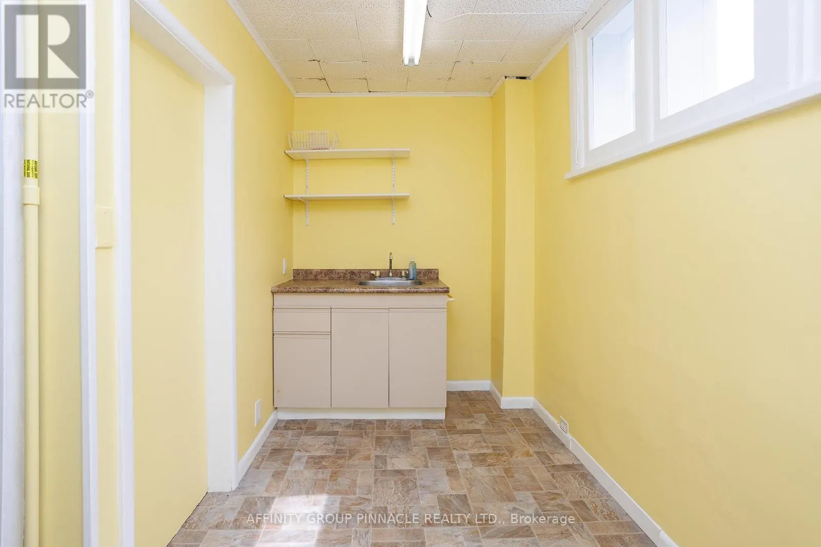 221 KENT STREET W