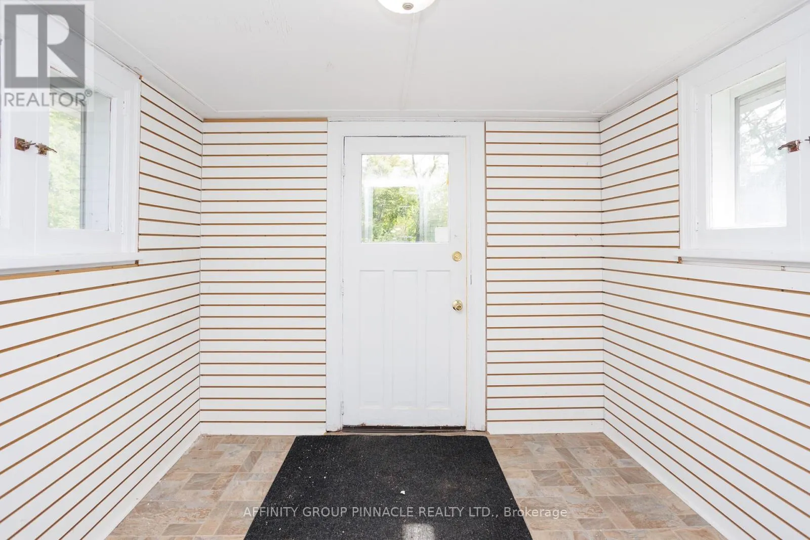 221 KENT STREET W