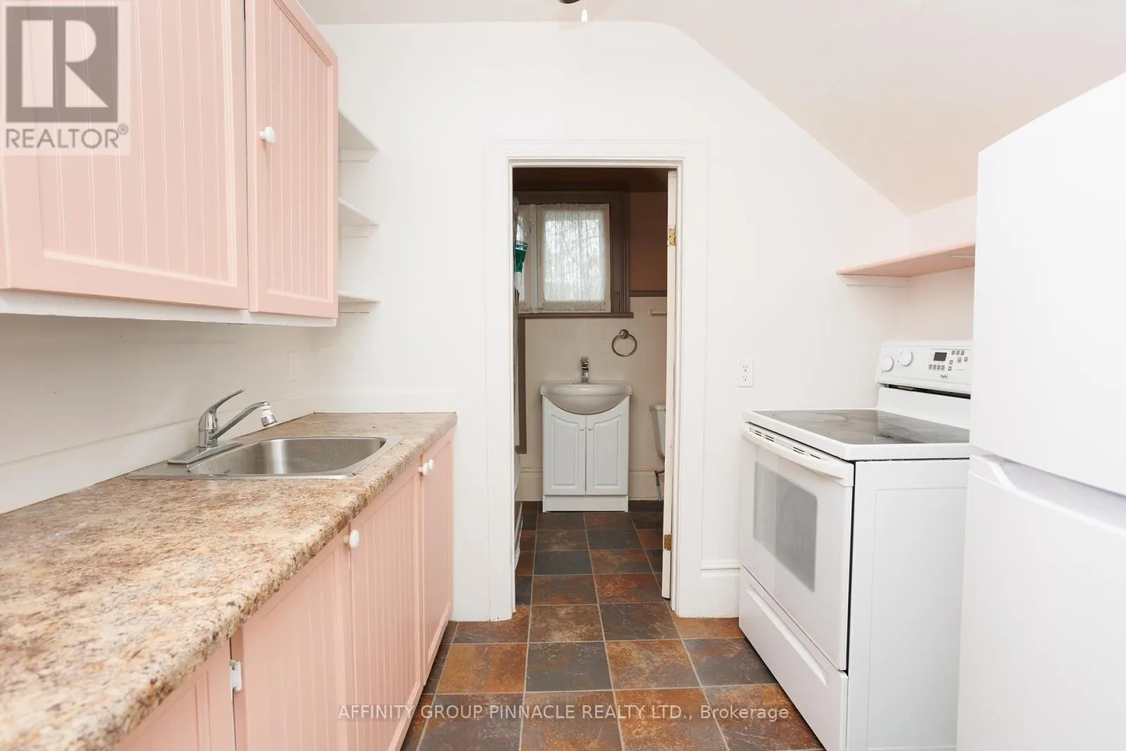 221 KENT STREET W