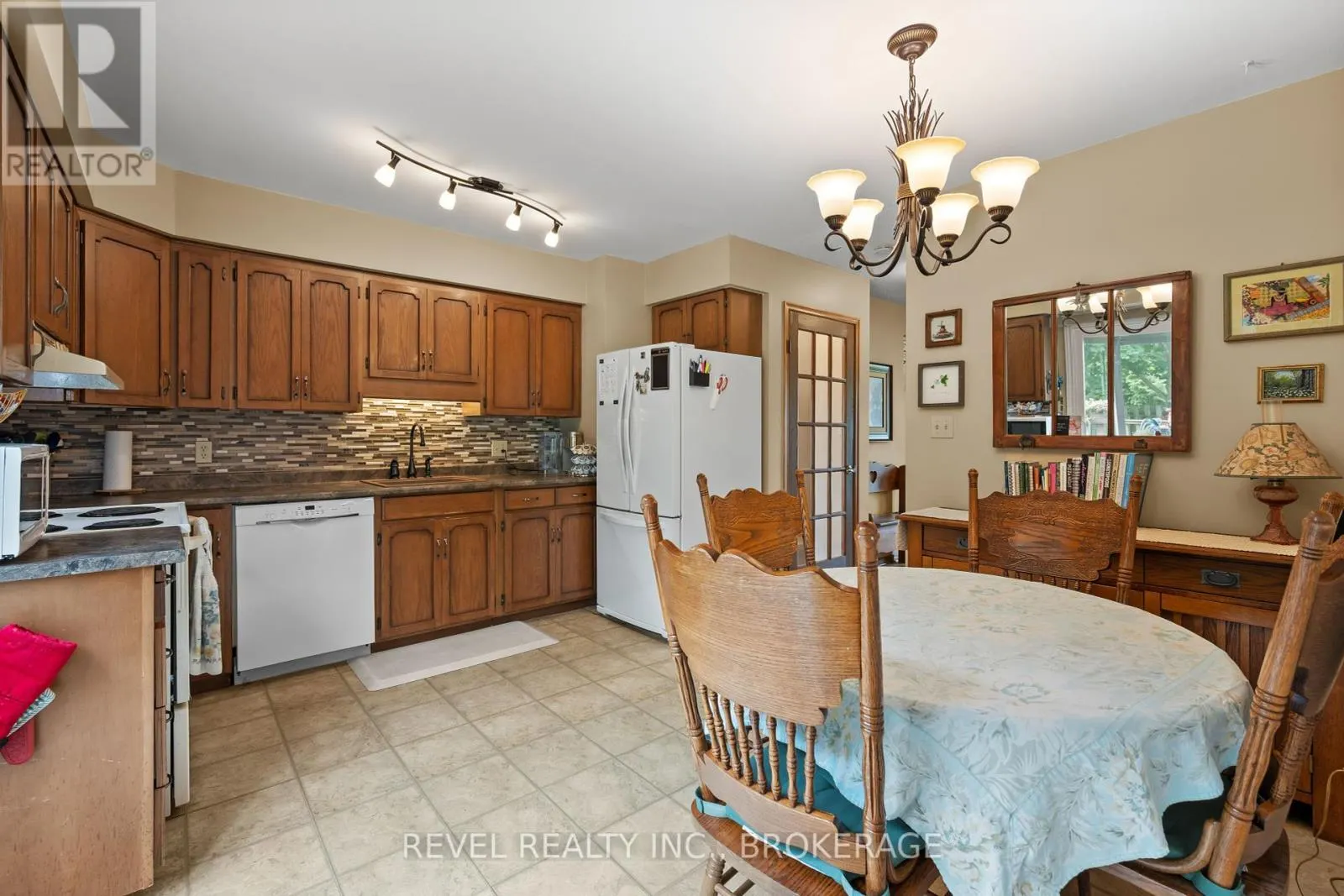 842 LANCASTER DRIVE