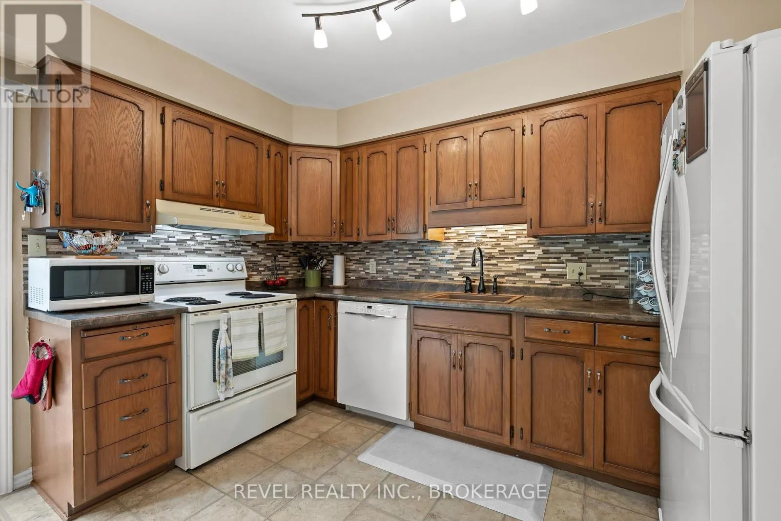 842 LANCASTER DRIVE