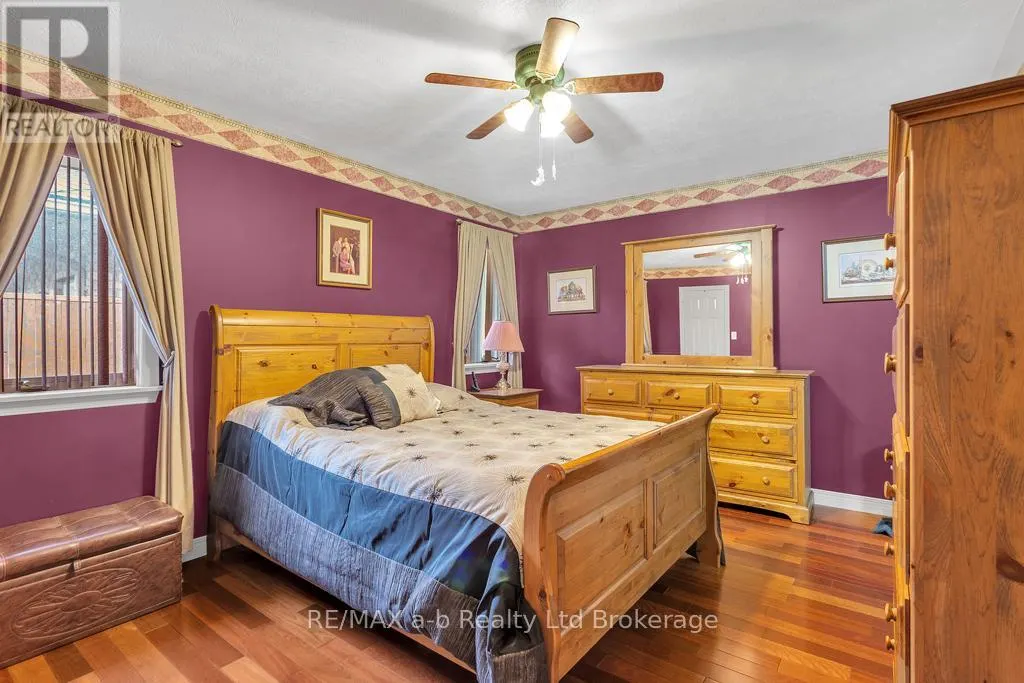 53 WOODLAND CRESCENT