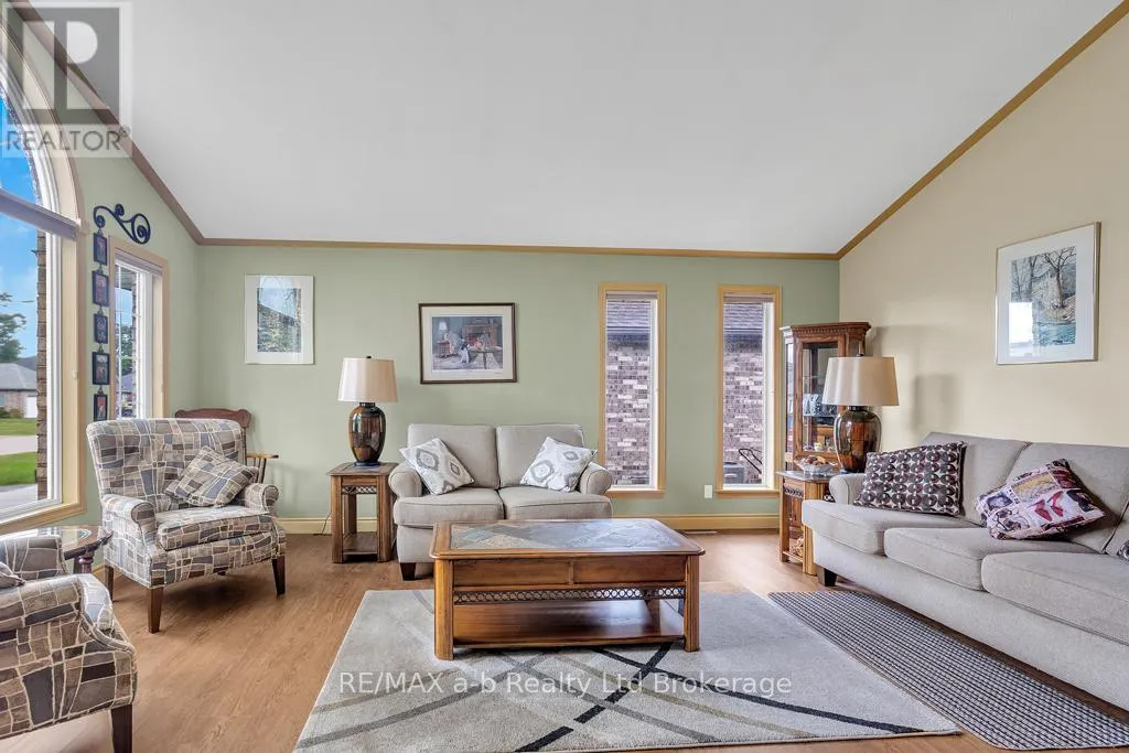 53 WOODLAND CRESCENT