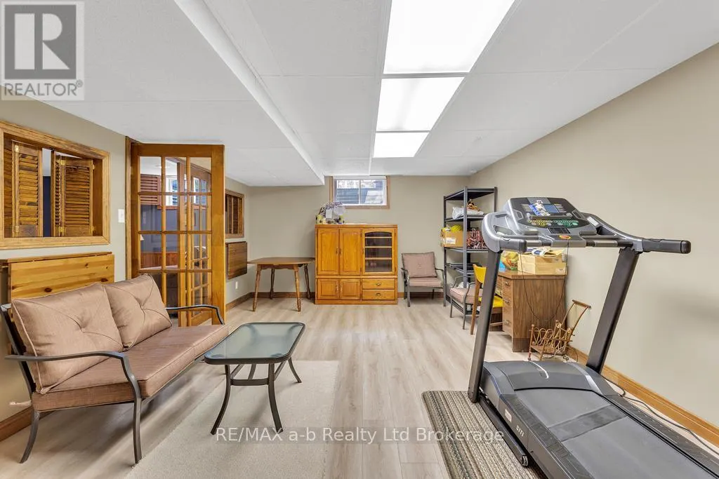 53 WOODLAND CRESCENT