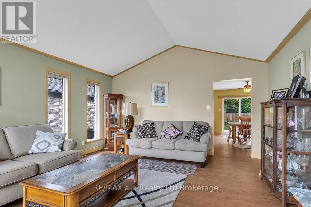 53 WOODLAND CRESCENT