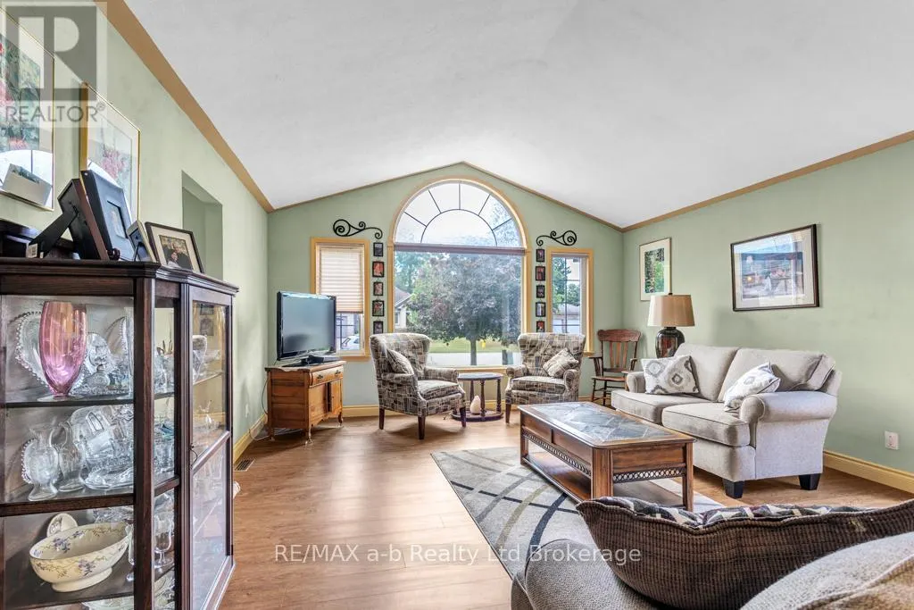 53 WOODLAND CRESCENT