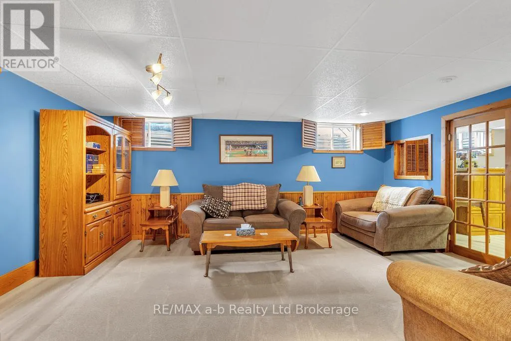 53 WOODLAND CRESCENT