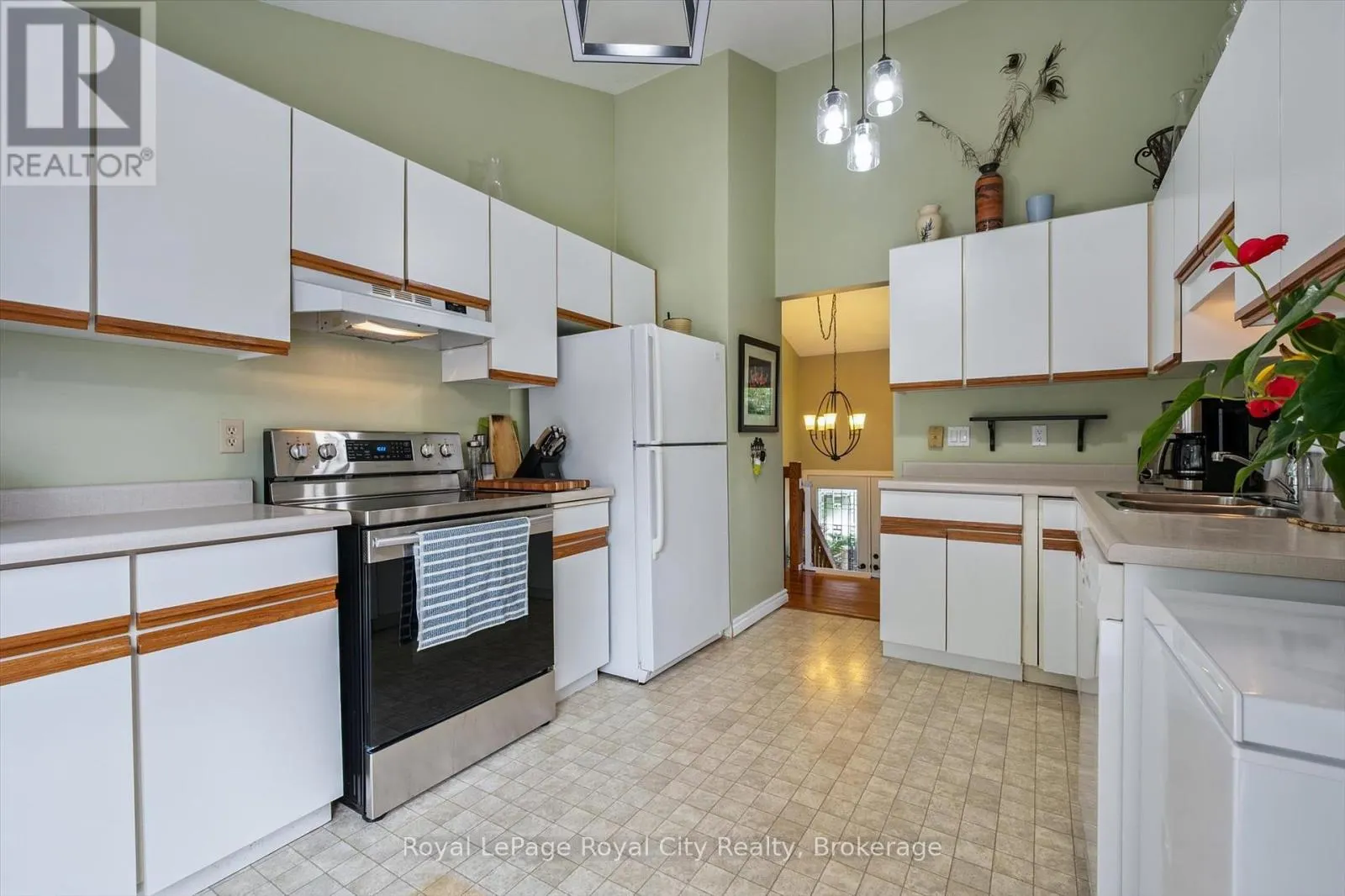 9 DUNHILL CRESCENT