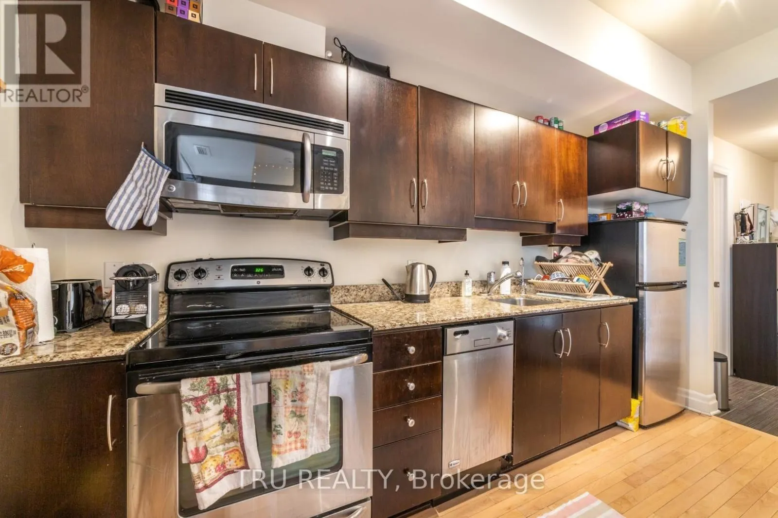 807 - 245 KENT STREET