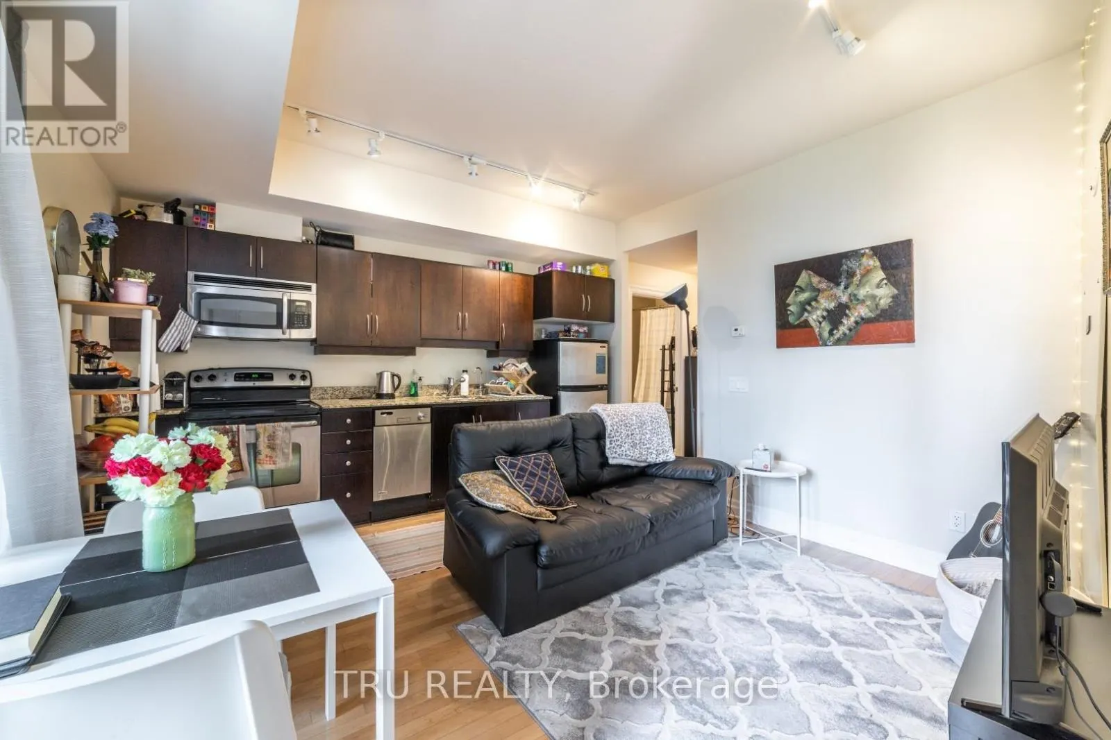 807 - 245 KENT STREET