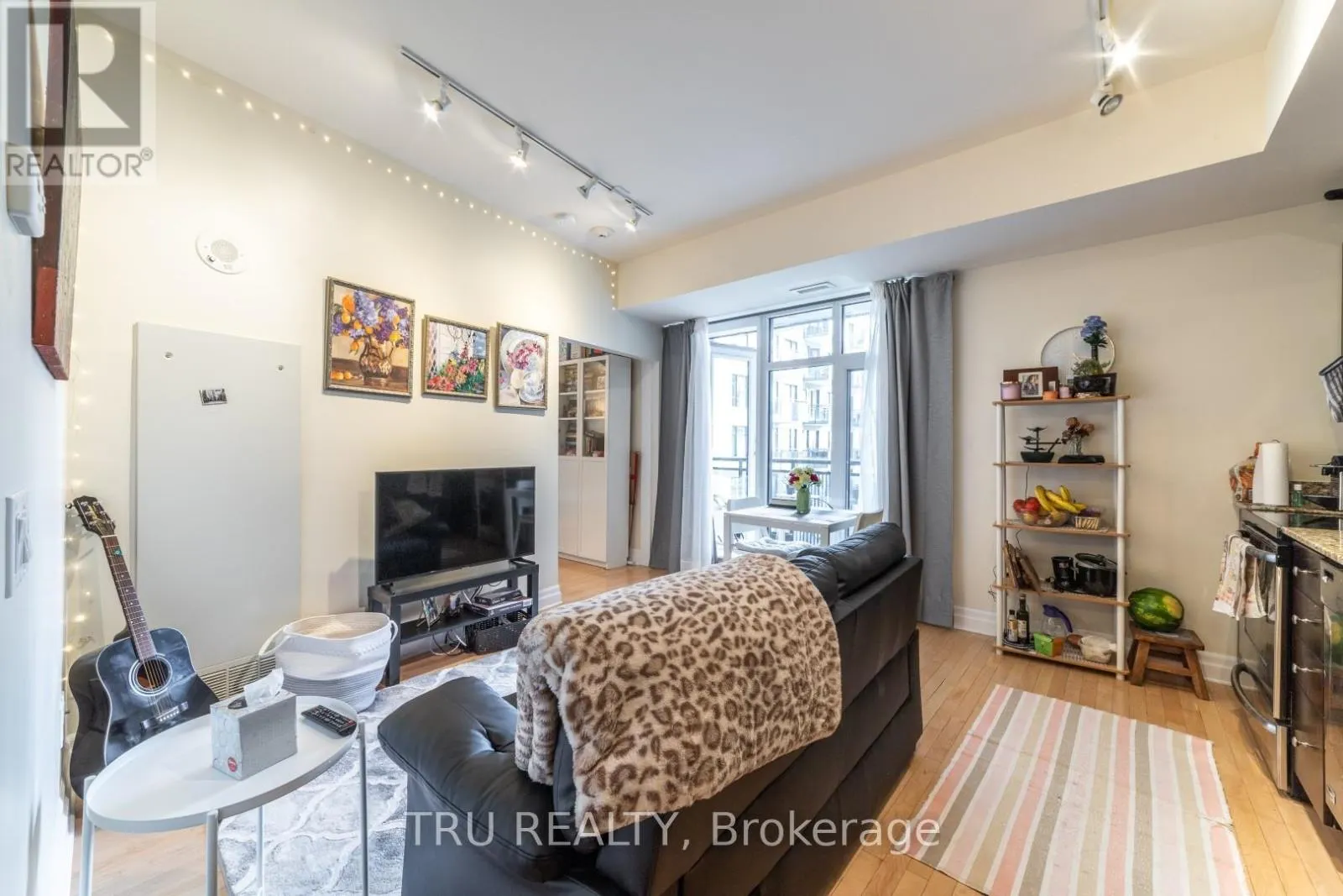 807 - 245 KENT STREET