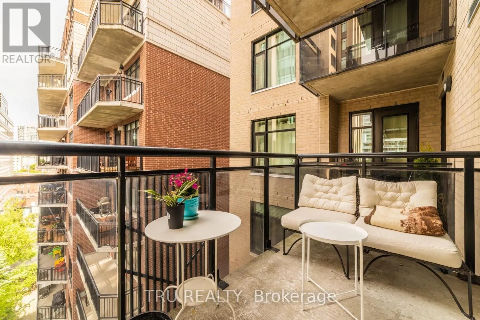 807 - 245 KENT STREET