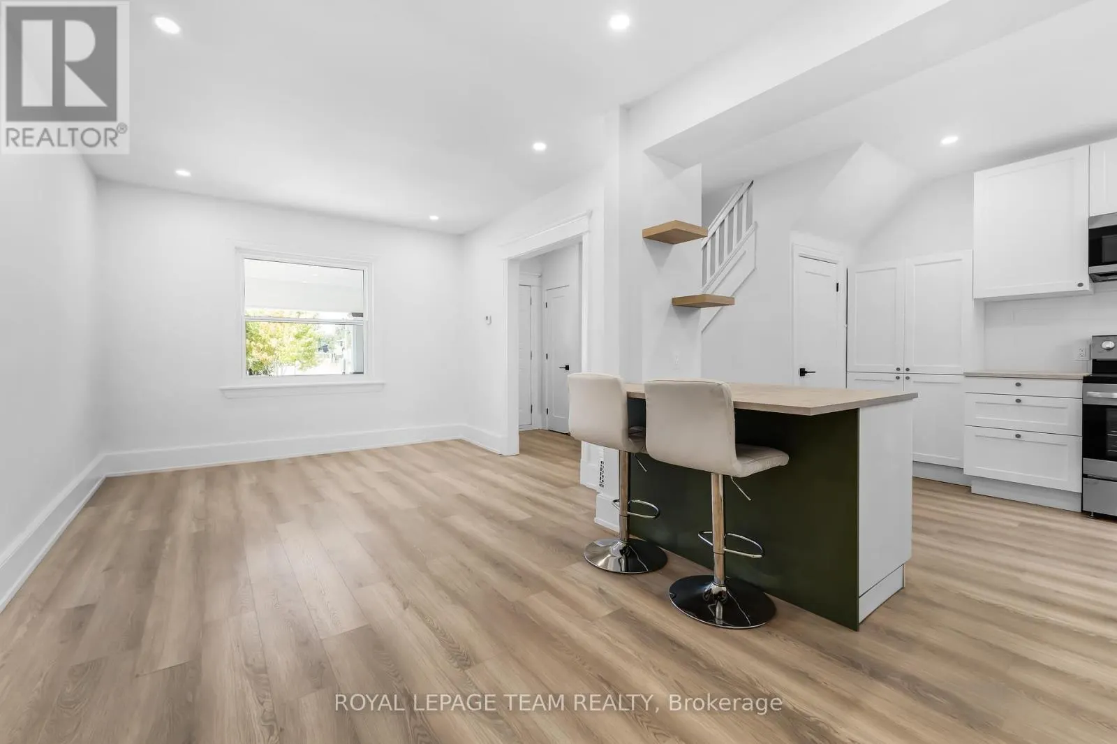 5 GILCHRIST AVENUE