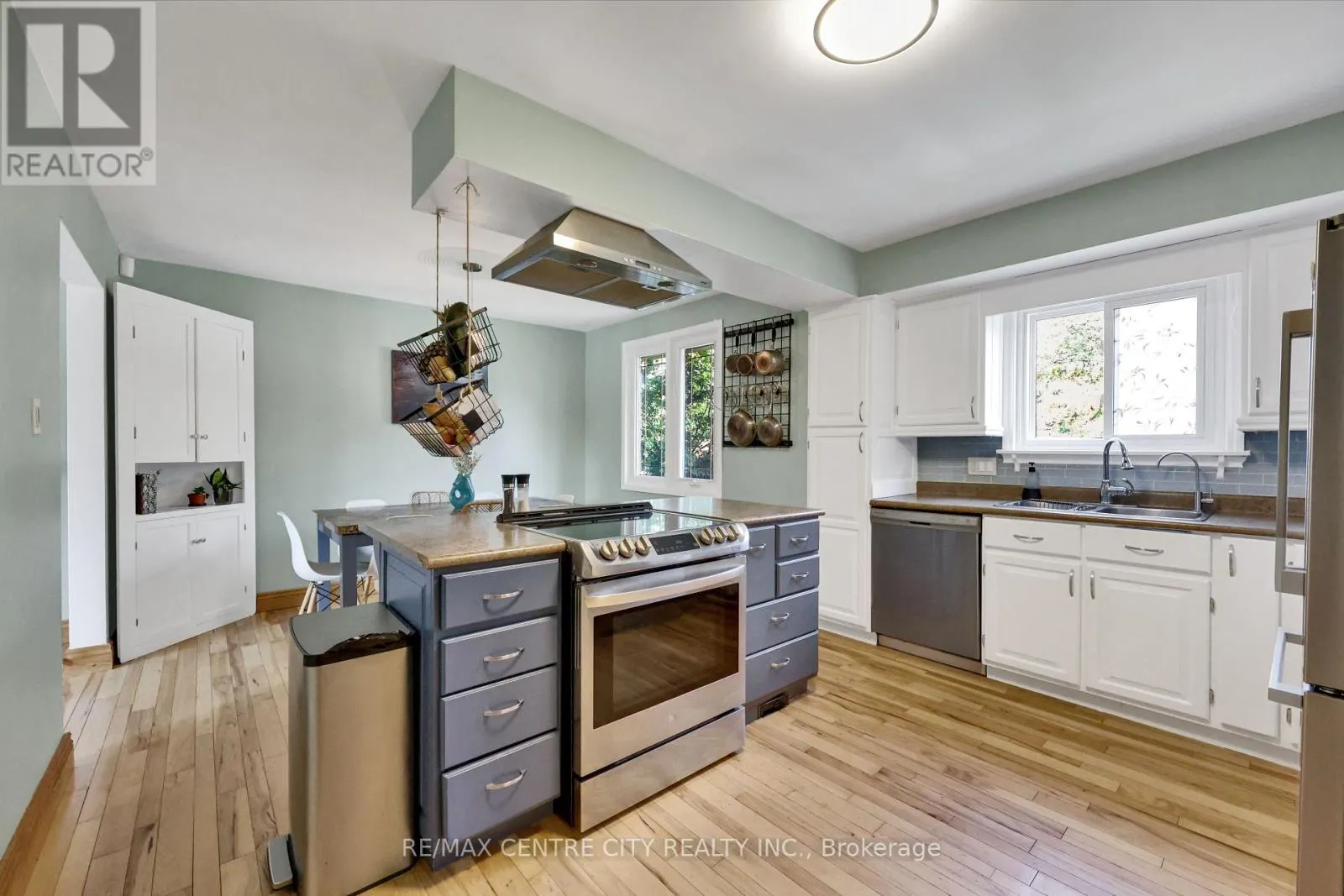 141 ST ANDREW STREET E