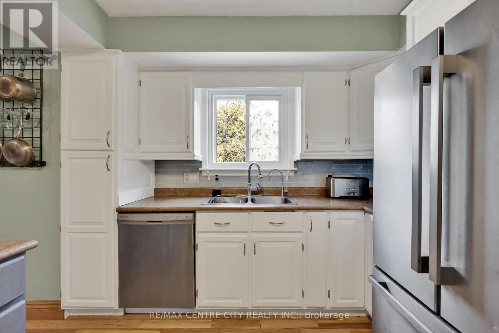 141 ST ANDREW STREET E