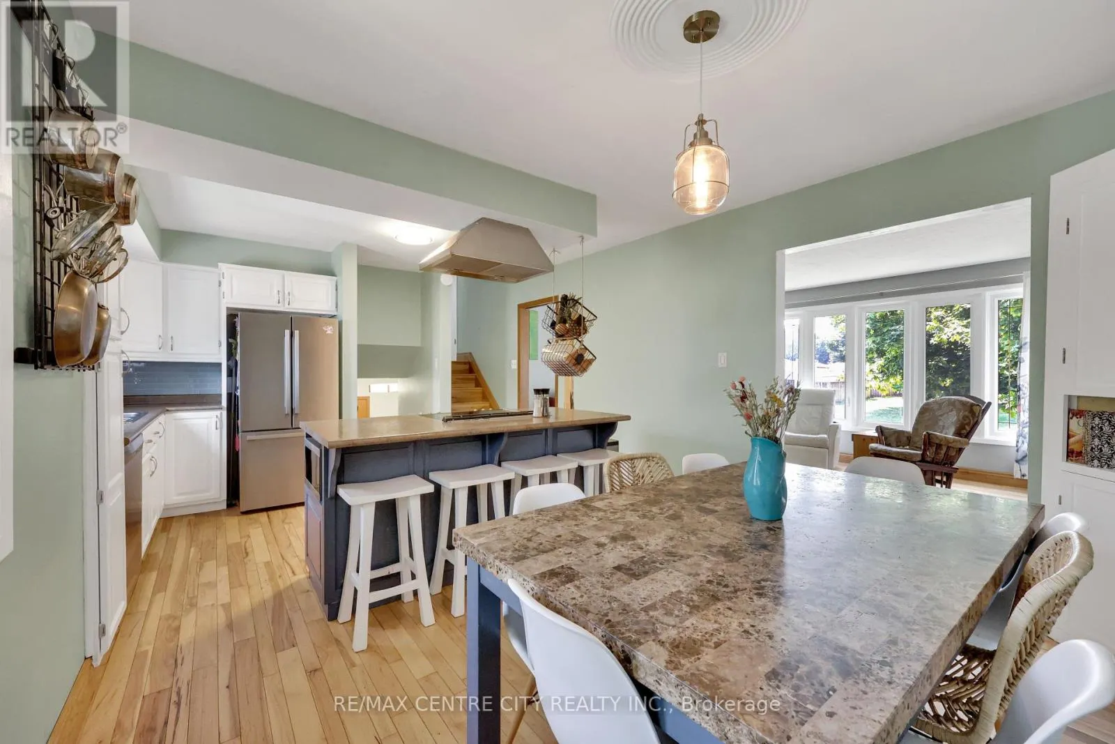 141 ST ANDREW STREET E
