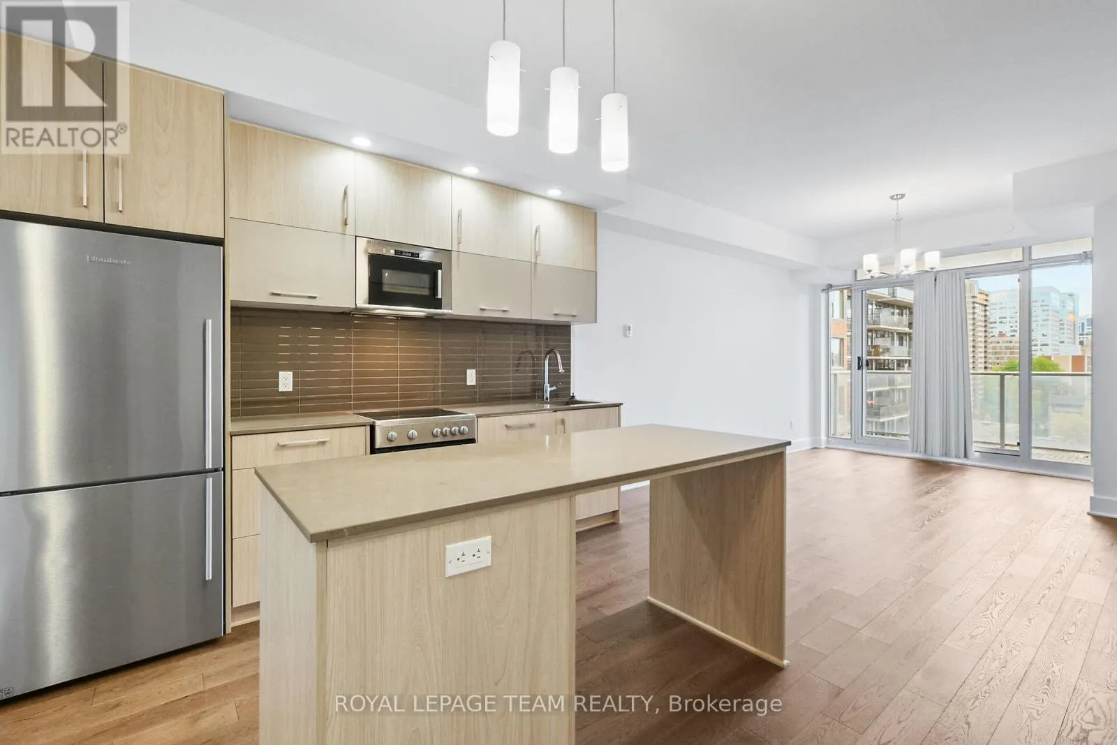 909 - 255 BAY STREET