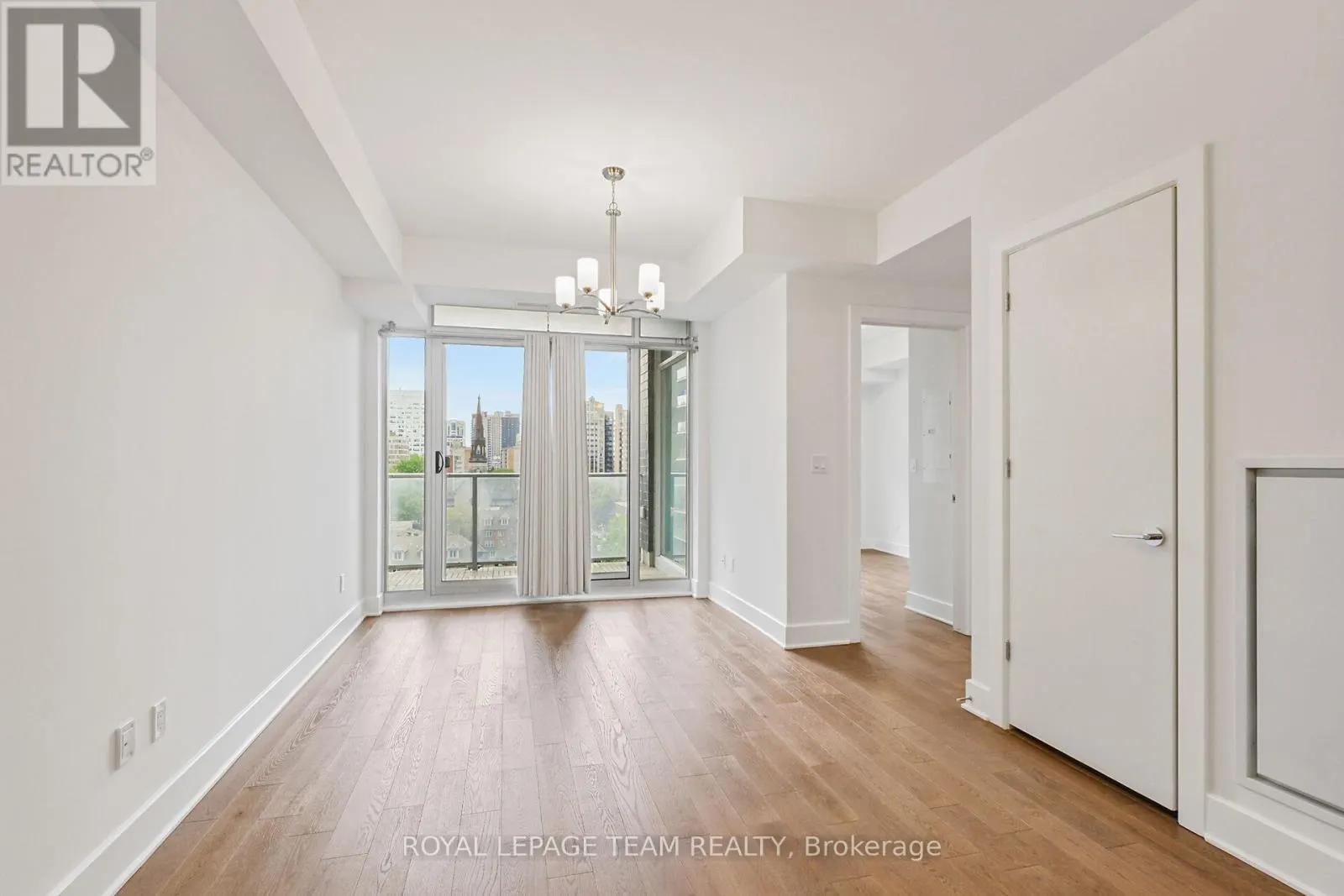 909 - 255 BAY STREET