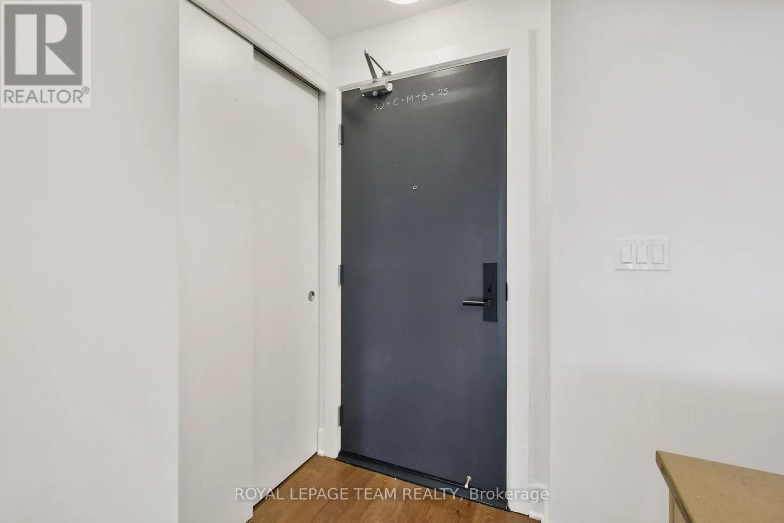 909 - 255 BAY STREET