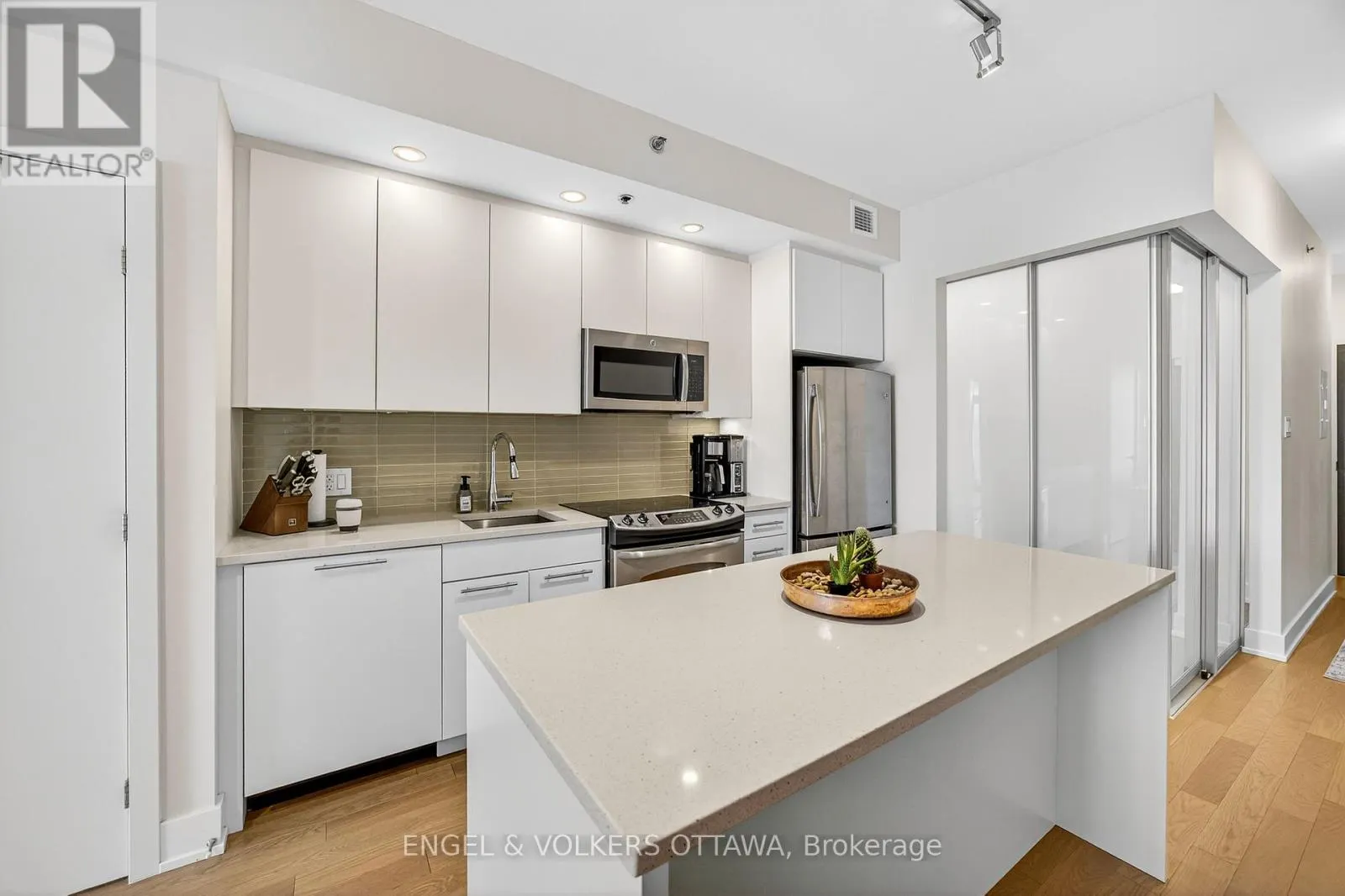 613 - 88 RICHMOND ROAD