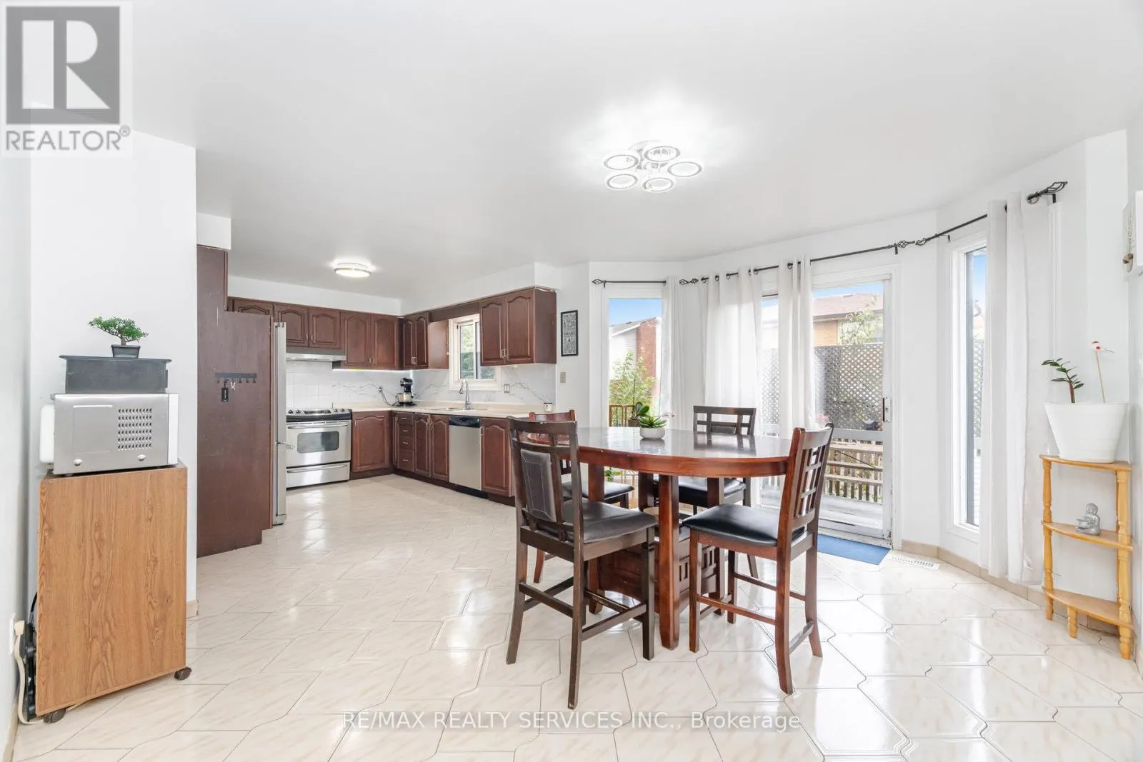 2 MORNINGSTAR COURT