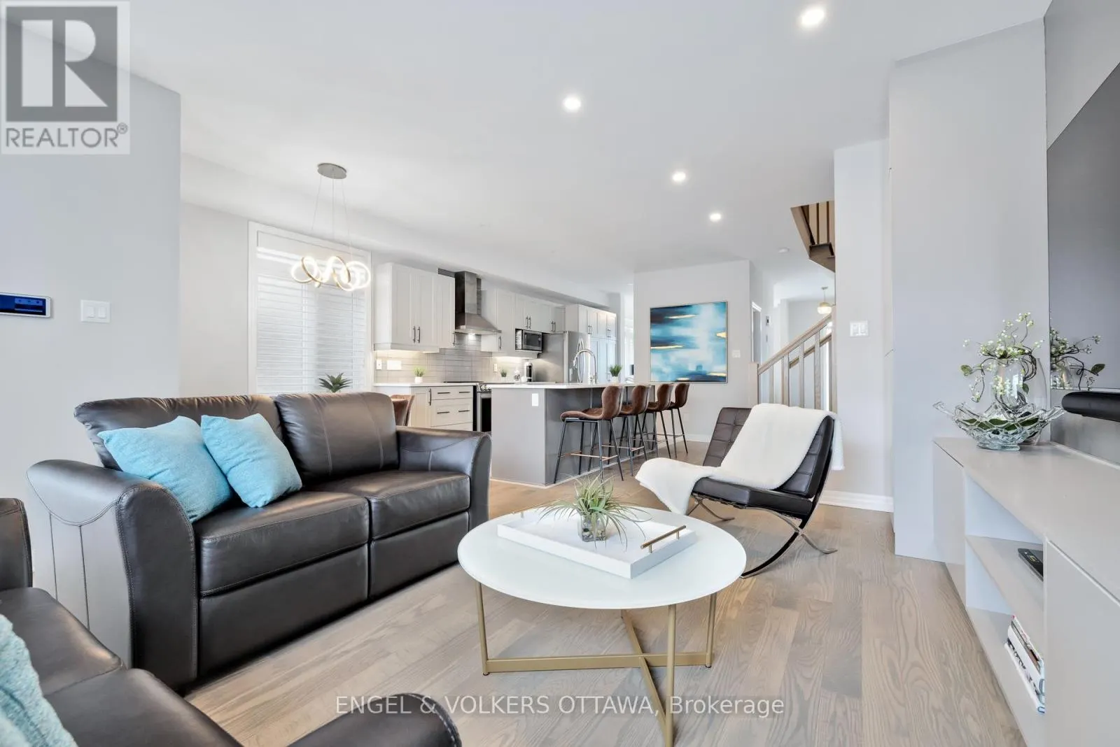 624 MIKINAK ROAD