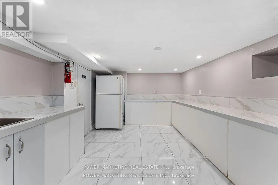 2476 OLD MONTREAL ROAD