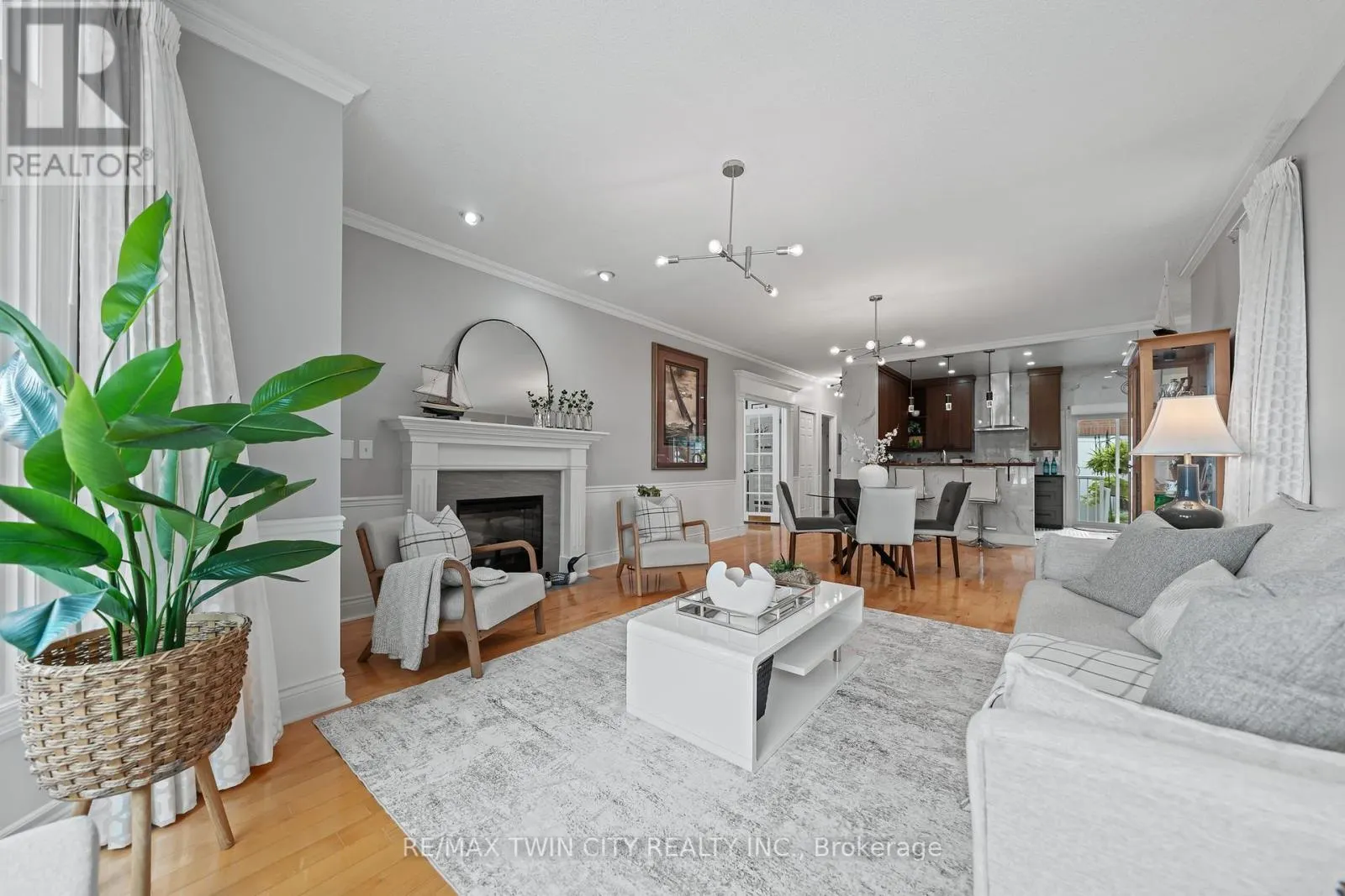 4 - 341 GEORGE STREET N