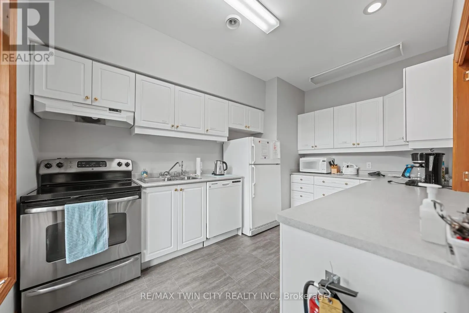 4 - 341 GEORGE STREET N