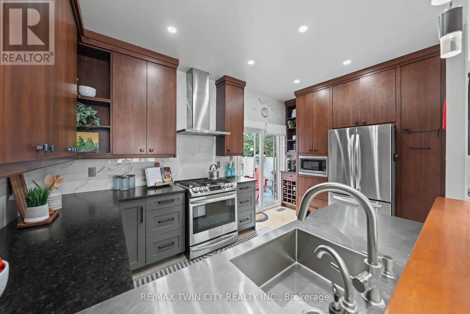 4 - 341 GEORGE STREET N