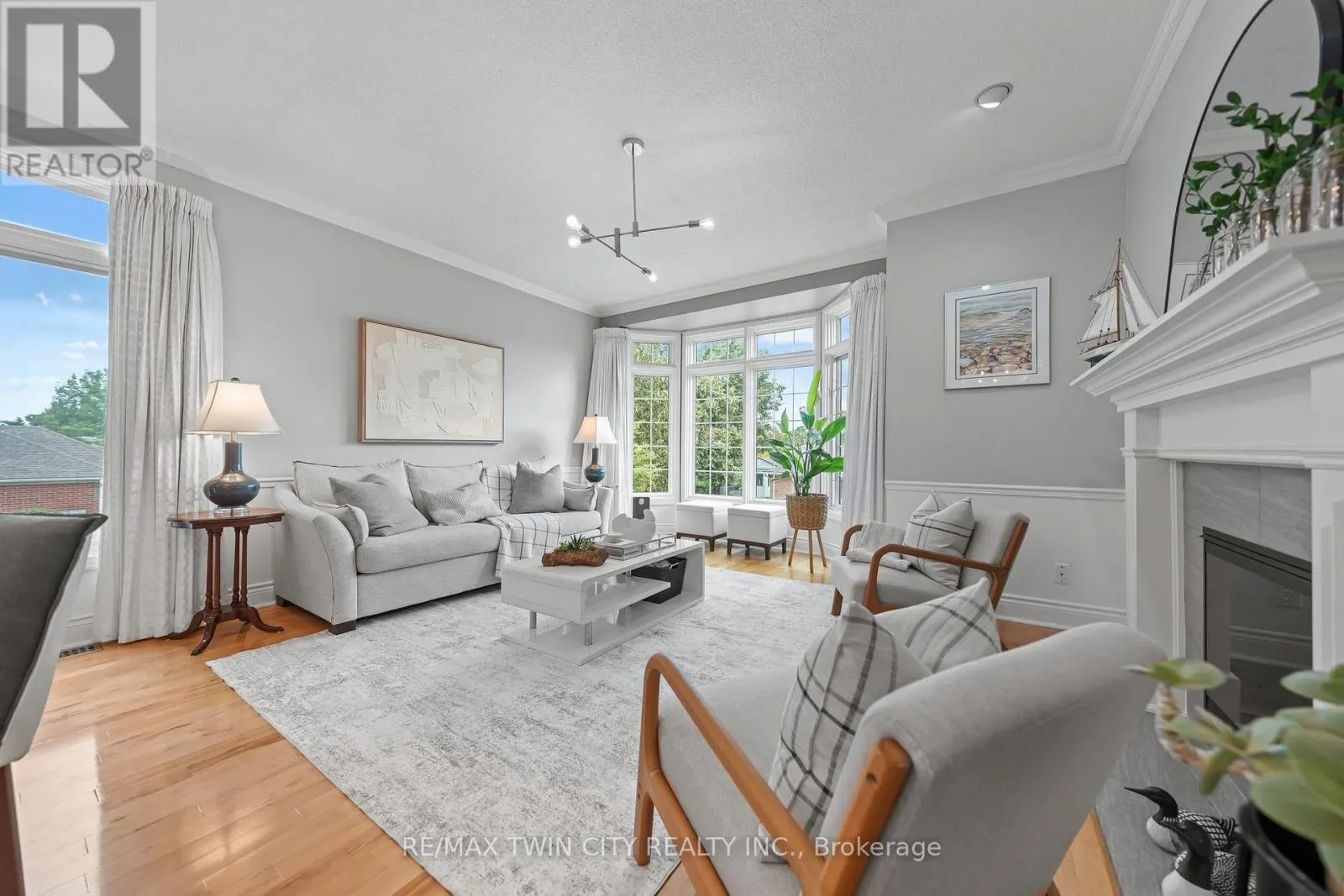 4 - 341 GEORGE STREET N