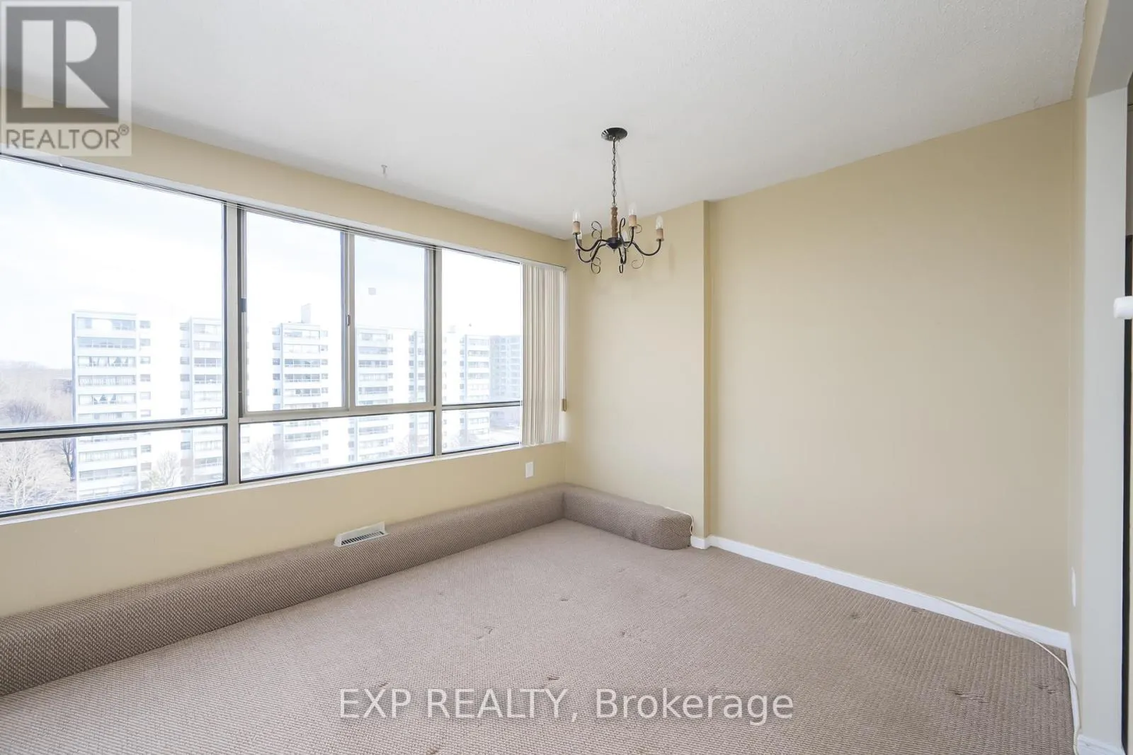 910 - 570 PROUDFOOT LANE, #910