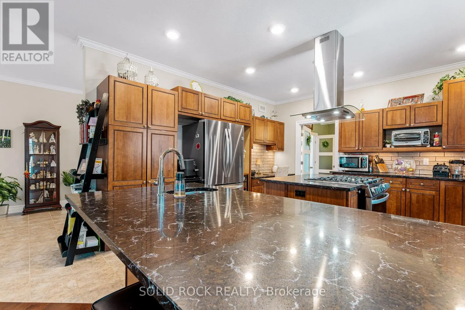 1021 CRESTWOOD DRIVE