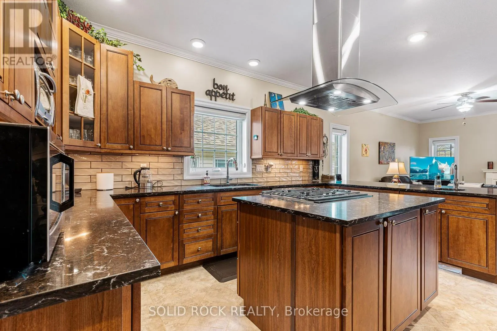 1021 CRESTWOOD DRIVE